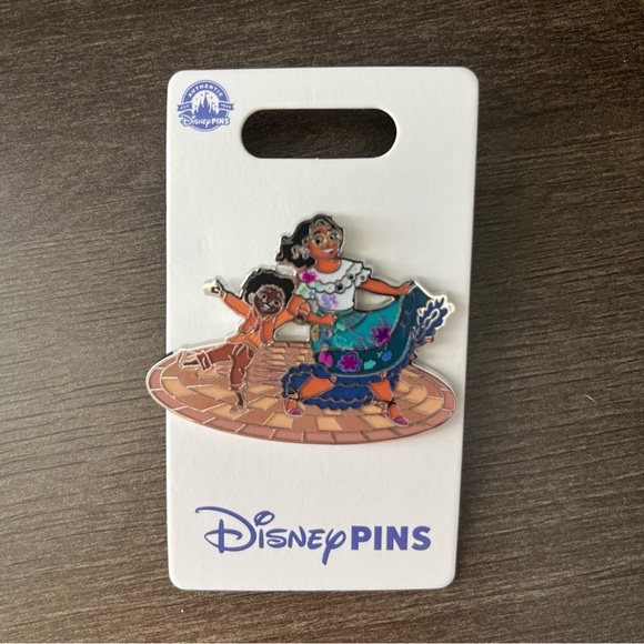 Disney Parks canto Mirabel and Cousin Antonio Dancing Pin - Picture 3 of 3